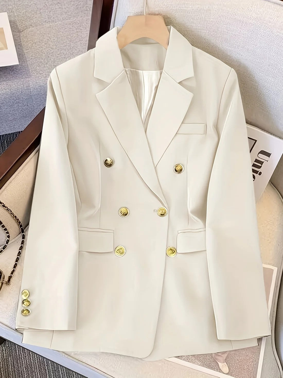 Blazer femme à double boutonnage doré, col à revers et poches à rabat 10