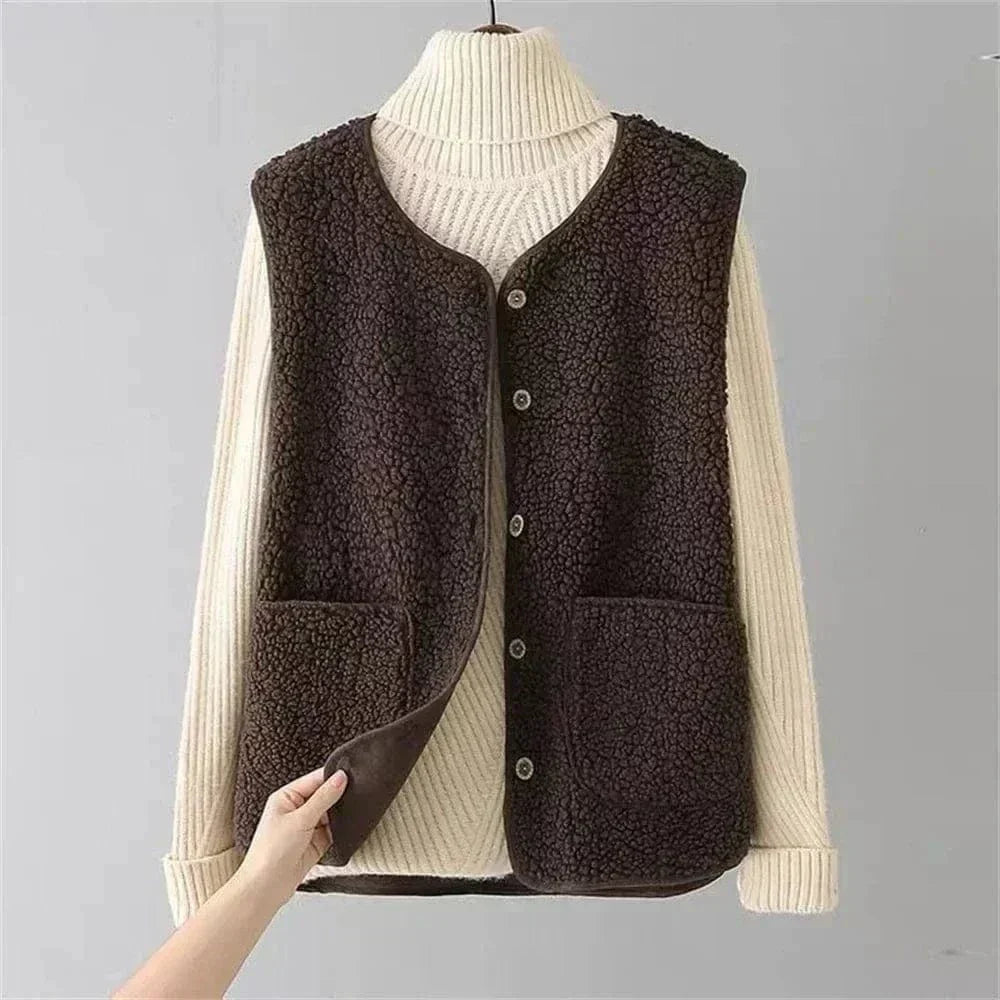 Gilet sans manches femme boutonné à poches et coupe droite 8