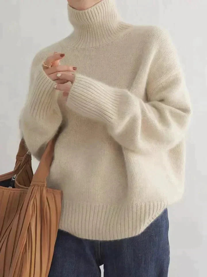 Stilren beige rullekragetrøye for dame, elegant strikkegenser for høst og vinter